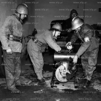 Ćwiczenia TOPL na wypadek skażenia chemicznego. (lata60).1960
0002228z
Fot....