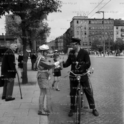 Harcerze z Młodziezowej Służby Ruchu MSR kontrolują...