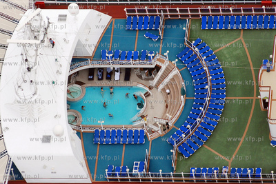 Gdynia z lotu ptaka. Nz. Wycieczkowiec STAR PRINCES...