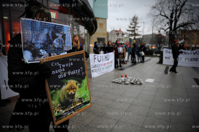 Gdansk. Wejscie do CH Galeria Baltycka. Manifestacja...