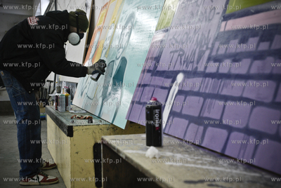 Mlodzi Solidarni, malowanie graffiti w Freedom Skatepark...