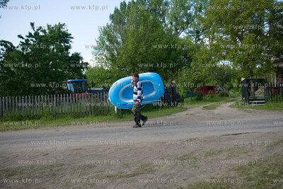 Juliszew NZ Podczas powodzi ponton umozliwia przemieszanie...