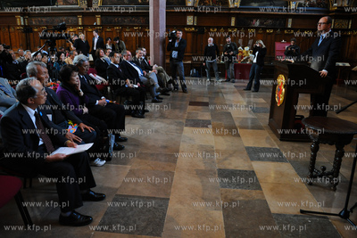 Gdansk Dwor Artusa. Grupa Japonczykow zrzeszonych w...