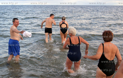 Sopot. Inauguracja sezonu sopockich Morsow, w ktorej...