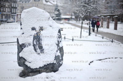 Pierwszy powazny snieg na ulicach Gdanska. Nz. pomnik...