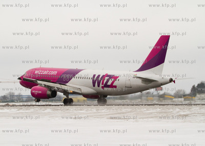 Gdansk, Rebiechowo NZ. Airbus 320 linii Wizzair.
13.01.2011
fot....