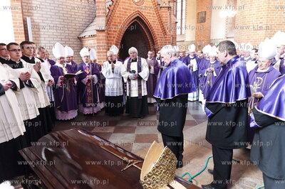 Bazylika katedralna w Pelplinie. Uroczystości pogrzebowe...