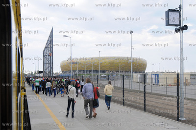 Pierwsi kibice przyjechali w czwartek kolejka SKM do...