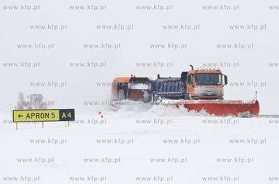 Wiosna w zimowej szacie w Porcie Lotniczym Gdansk im....