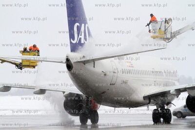 Wiosna w zimowej szacie w Porcie Lotniczym Gdansk im....