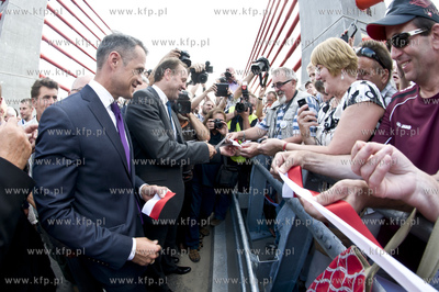 Otwarcie mostu w Kwidzynie. Nz. wstege przecinaja Minister...