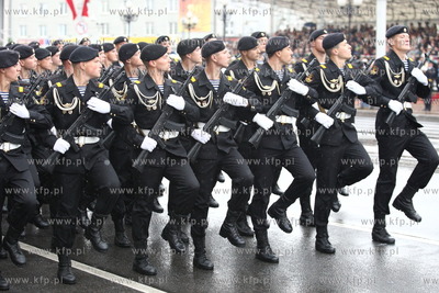 Kaliningrad , Rosja 09.05.2014 Parada na Placu Zwyciestwa...