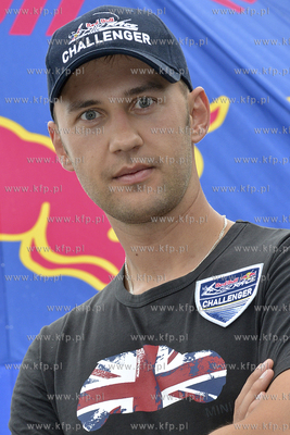 Pilot Lukasz Czepiela wystaruje w klacie Challenger...