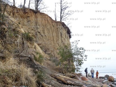 Wezbrane fale uszkodziły Klif Orłowski w Gdyni Orłowie....