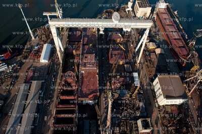 Stocznia Gdynia z lotu ptaka. 02.04.2009 fot. Kacper...