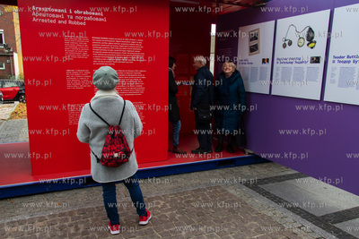 Wystawa #StolenMemory zrealizowana przez Arolsen Archives...