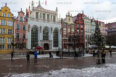 Dwór Artusa i fontanna Neptuna n Długim Targu w Gdańsku....