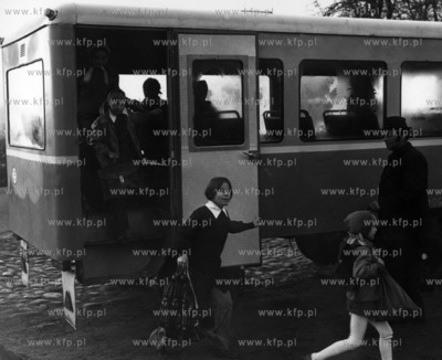 Osinobus dowozacy dzieci do szkoly. 11.1973 Fot.Zbigniew...
