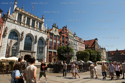 Gdansk, Dlugi Targ, Po lewej Dwor Artusa, przed nim...