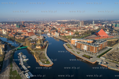 Gdansk, w tle stare miasto, po lewej Wyspa Spichrzow,...