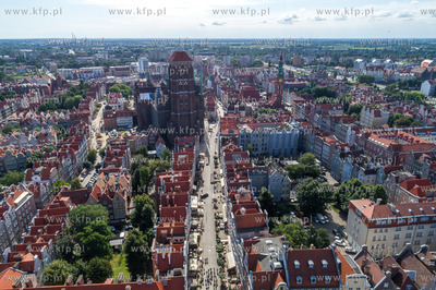 Gdańsk, ul. Piwna. W dali bazylika Mariacka, Ratusz...