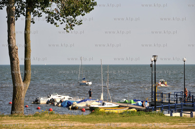 Swarzewo nad Zatoka Pucka. Male molo z zacumowanymi...