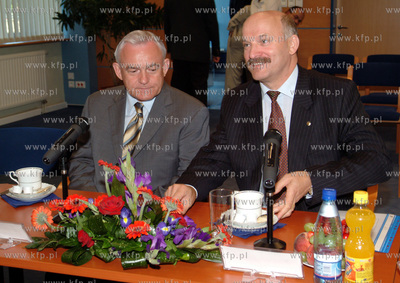 Wizyta premiera Leszka Millera w firmie Grupa Lotos...