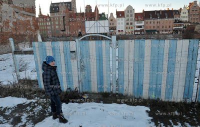 Konrad specerujacy po Wyspie Spichrzow w Gdansku.
27.01.2011
fot....