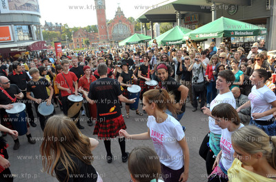 Gdansk. Citi Forum. Parada z udzialem bebniarzy, tancerzy...