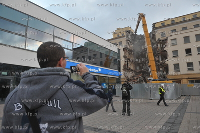 Wyburzanie dawnego Domu Towarowego PDT a obecnie Galerii...