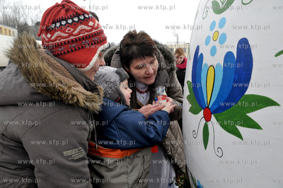 Wielkanocna dwumetrowa pisanka w Zukowie na Kaszubach....
