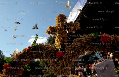 Dozynki w Luzienie na Kaszubach. Wystawa wiencow dozynkowych....