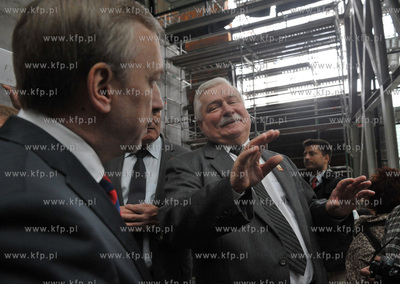 Lech Walesa na budowie ECS. Bylemu prezydentowi towarzyszyl...