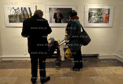 Wystawa fotografii Magdaleny Morawskiej  "Swieci, a...