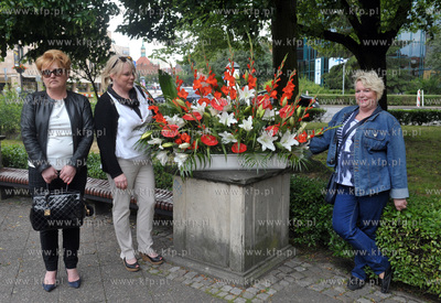 Gdanskie kwiaciarki zlozyly kwiaty pod pomnikiem Jana...