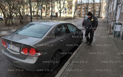 Gdansk. Parkujace samochody na ul. Katarzynki. Nie...