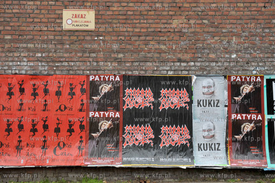 Gdansk Wrzeszcz.Sciana zalepiona plakatami w miejwcu...