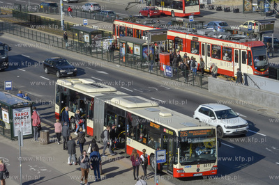 Autobus i tramwaj na ul. Okopowej w okolicy budynku...