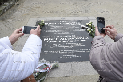 Mieszkańcy Gdańska składaja kwiaty i zapalaja znicze...