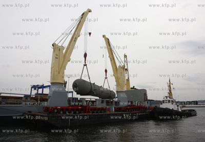 Gdansk. Gdanski terminal kontenerowy DCT - wyladunek...