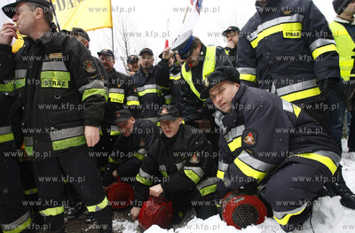 Gdansk. Pikieta przed Urzedem Wojewodzkim sluzb mundurowych...
