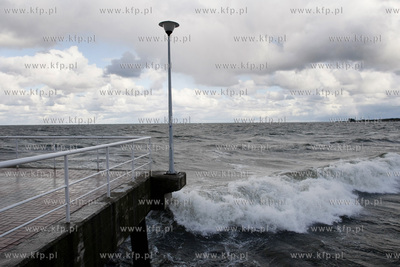 Gdansk Brzezno. Sztorm atakuje molo. 13.10.2009 fot....