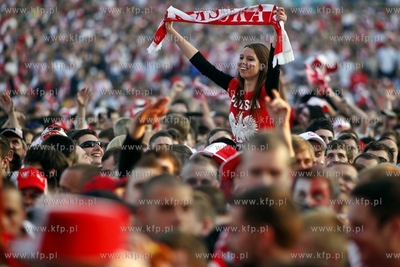 Gdansk. Mistrzostwa europy w pilce noznej. Kibice ogladaja...
