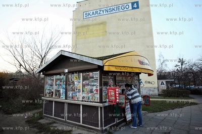 Kiosk z prasa przy ul.Skarzynskiego na osiedlu Zaspa...