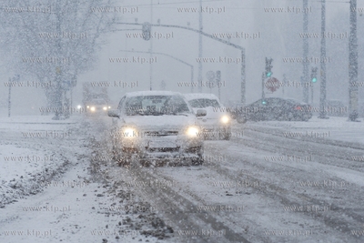 Gdansk.Ul. Grunwaldzka. Opady sniegu utrudniajace jazde.
29.12.2014
fot....