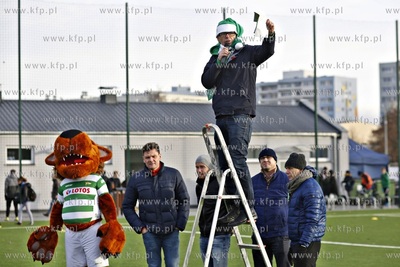 Gdansk Zaspa. Pilkarski turniej dzikich druzyn Do przerwy...