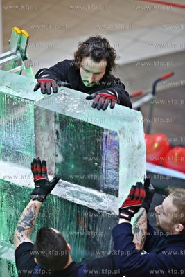 Galeria Przymorze. Pokaz rzeźbienia w lodzie połączony...