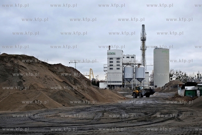 Znika hałda kruszywa z placu u zbiegu ul. Marynarki...