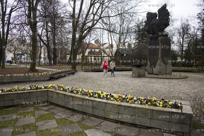 Sopot. Bratki przy pomniku poświęconym pomordowanym...