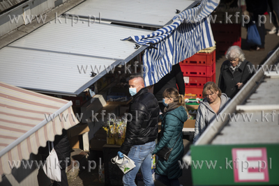 Dzień targowy na Zielonym Rynku na gdańskim Przymorzu...